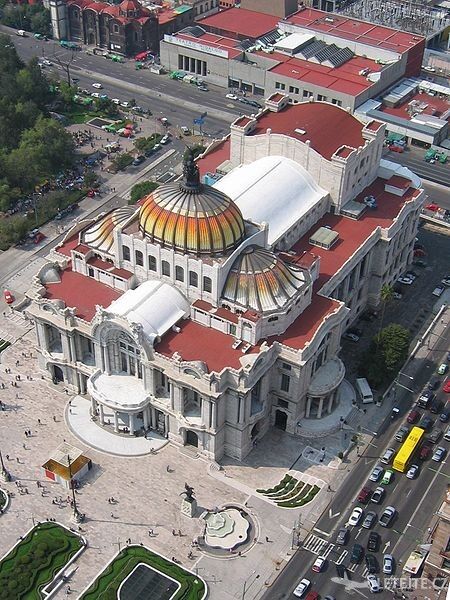 Hlavní město Mexika je hypermoderní metropolí, ale najdete zde i spoustu historických památek, autor: Roadmr