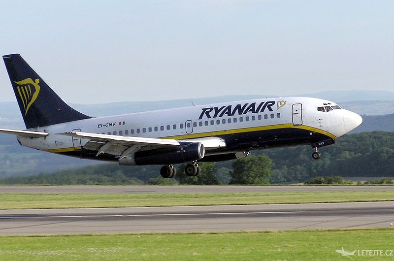Boeing 737–200, autor: Arpingstone