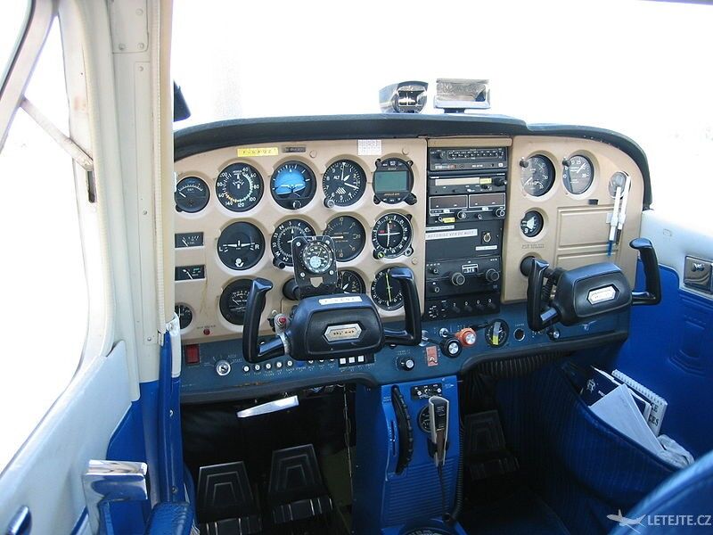 Pohled do kabiny letounu Cessna 172, autor: Arnaud 25