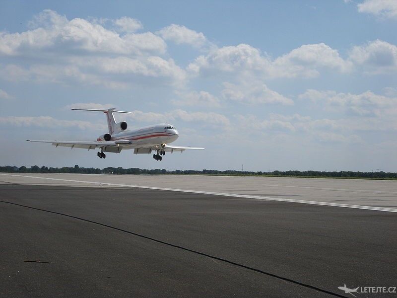 Tu-154 při přistání, autor: Joymaster