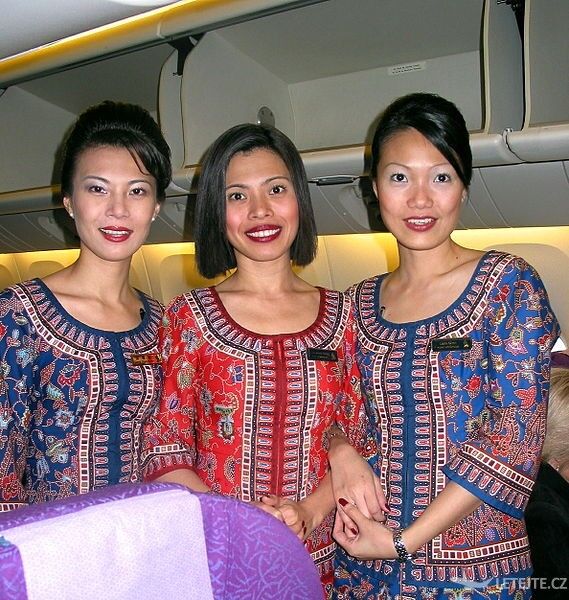 Letušky na palubě letounu společnosti Singapore Airlines, autor: Oden