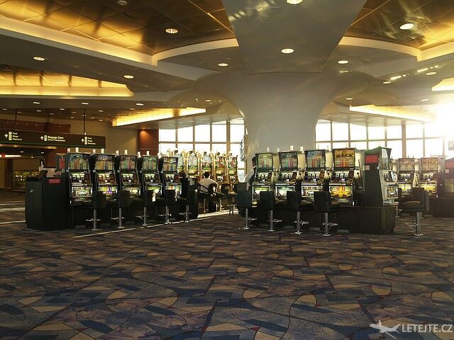 V letištní hale se nacházejí dokonce automaty, autor: brendonjford