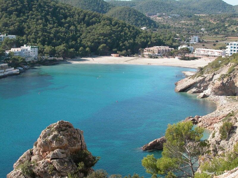 tyrkysové moře je pro ostrov Ibiza typické, autor: castalano