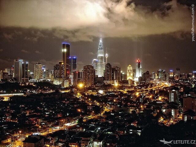 Pohled na noční Kuala Lumpur, autor: Yousif Al-Homoudi